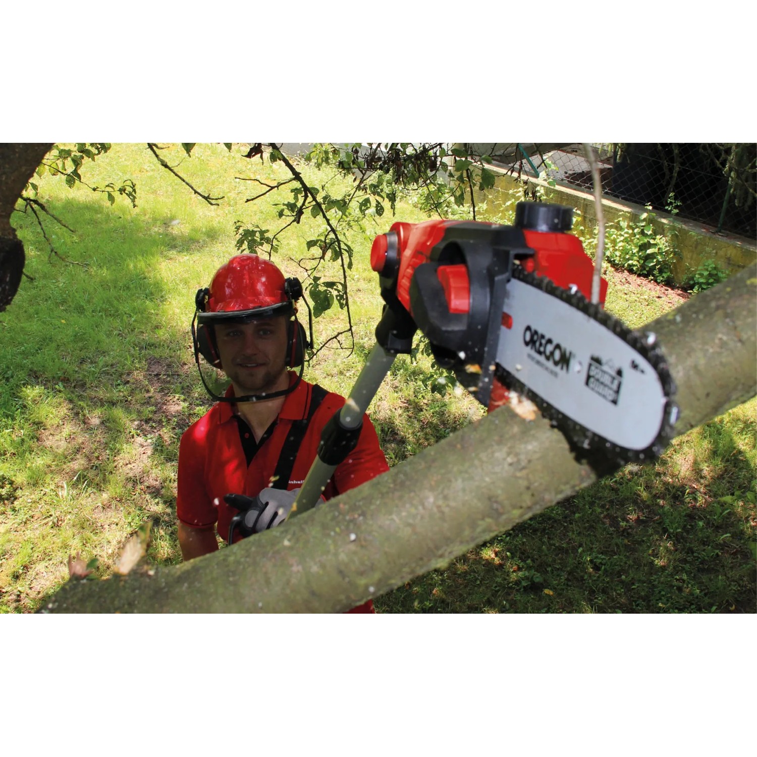 Einhell Akku-Hochentaster GE-LC 18 Li T Solo beim Beschneiden eines Astes.