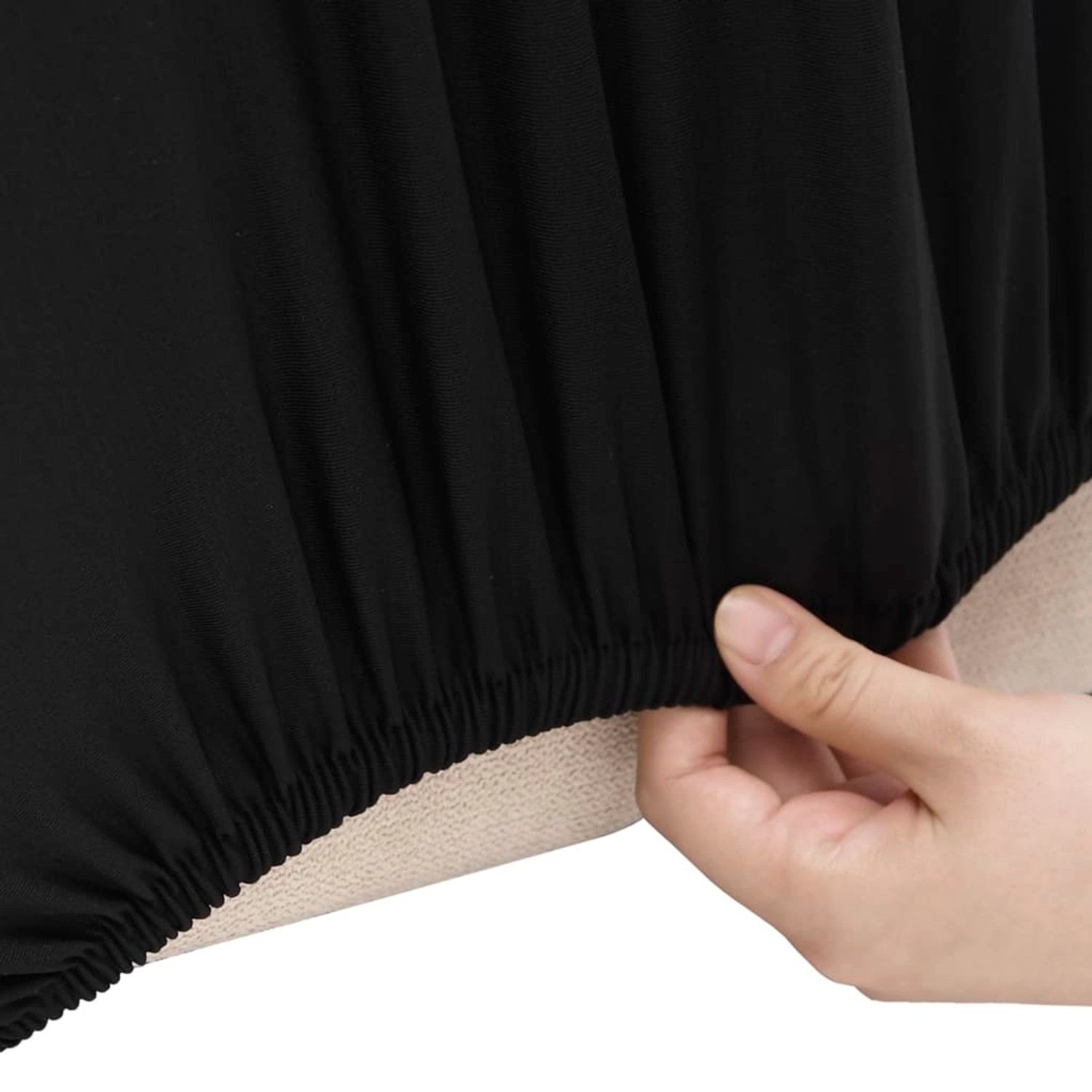 Detailaufnahme: Schwarze Stretch Sofahusse (4-Sitzer) aus Polyester-Jersey mit Gummizug.