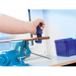 LUX Rohrabschneider Comfort in Aktion: Kürzen eines Kupferrohrs im Schraubstock. Ø 3-35 mm.