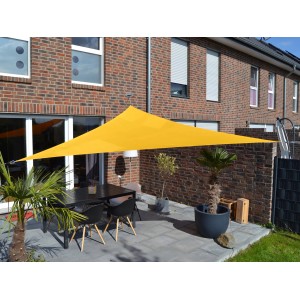 Dreieckiges, sonnengelbes Sonnensegel aus Polyester mit Regenschutz über einer Terrasse.