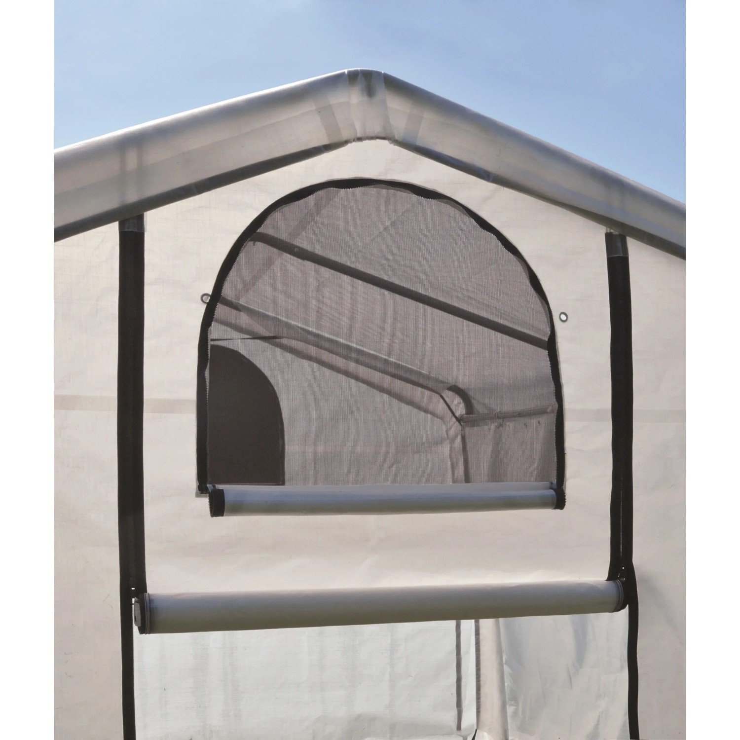 Detailansicht Foliengewächshaus mit aufgerolltem Fenster zur Belüftung.