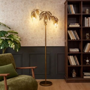 Vintage Stehlampe Botanica in Antik Gold mit 3 Leuchten, Palmenblatt-Design, im Wohnzimmer.