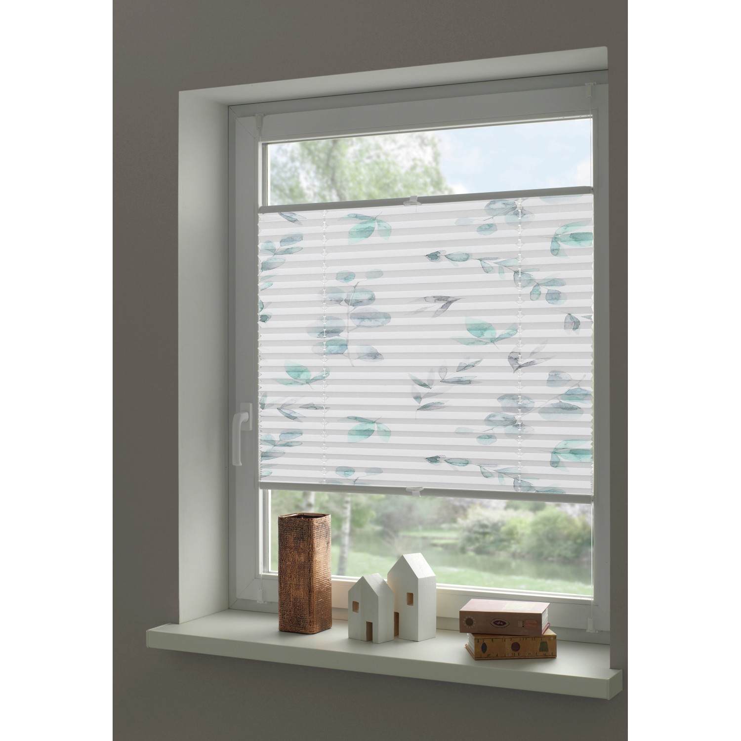 Gardinia Plissee Concept mit Zweig Dekor, 80x210 cm, am Fenster montiert.