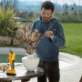 Stiga Akku-Astschere SC 100er mit Mann im Garten, schneidet Äste für eine Vase.
