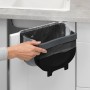 Wenko Tür-Abfalleimer Fago 5 l Black Outdoor Kitchen, schwarz, zur Anbringung an einer Schranktür.