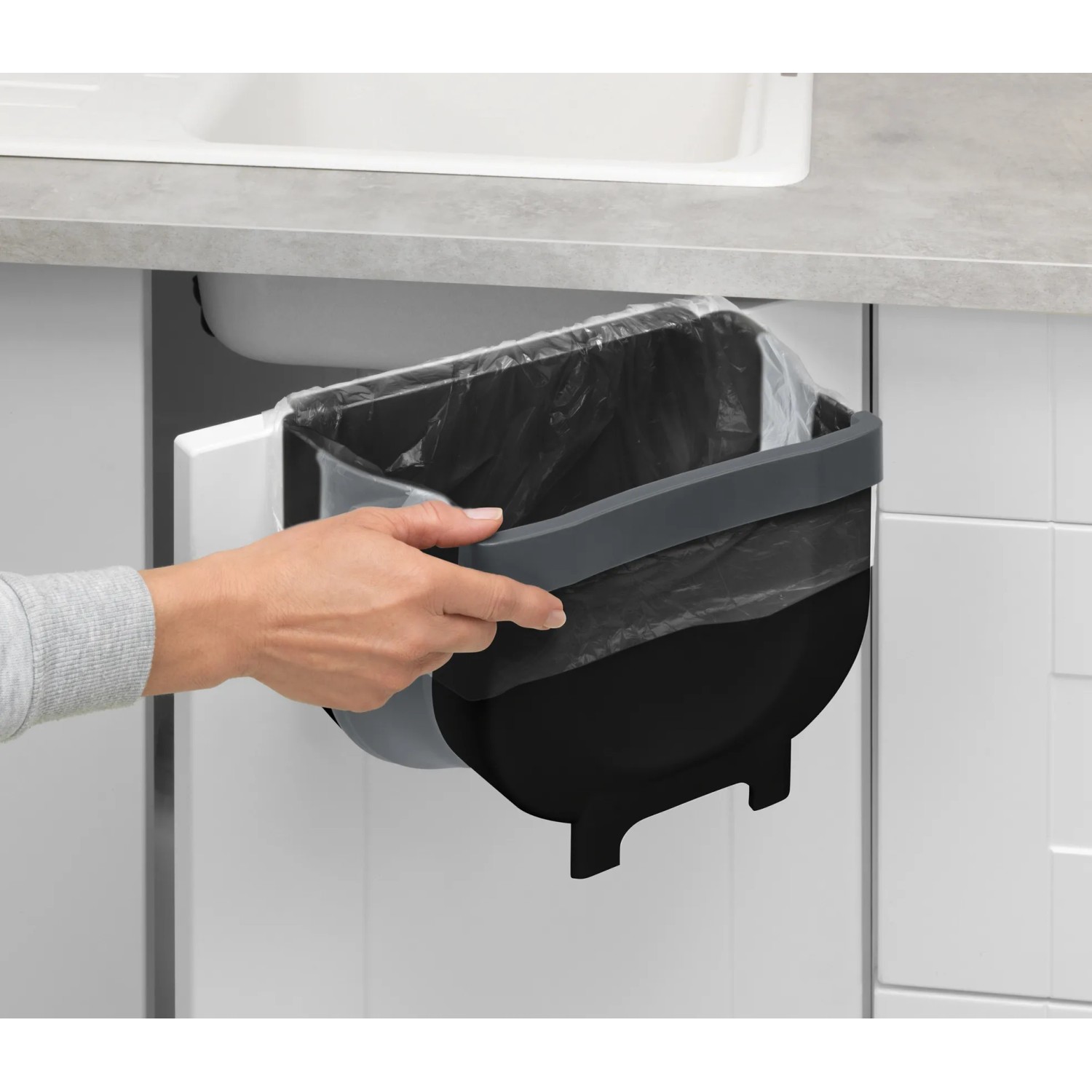 Wenko Tür-Abfalleimer Fago 5 l Black Outdoor Kitchen, schwarz, zur Anbringung an einer Schranktür.