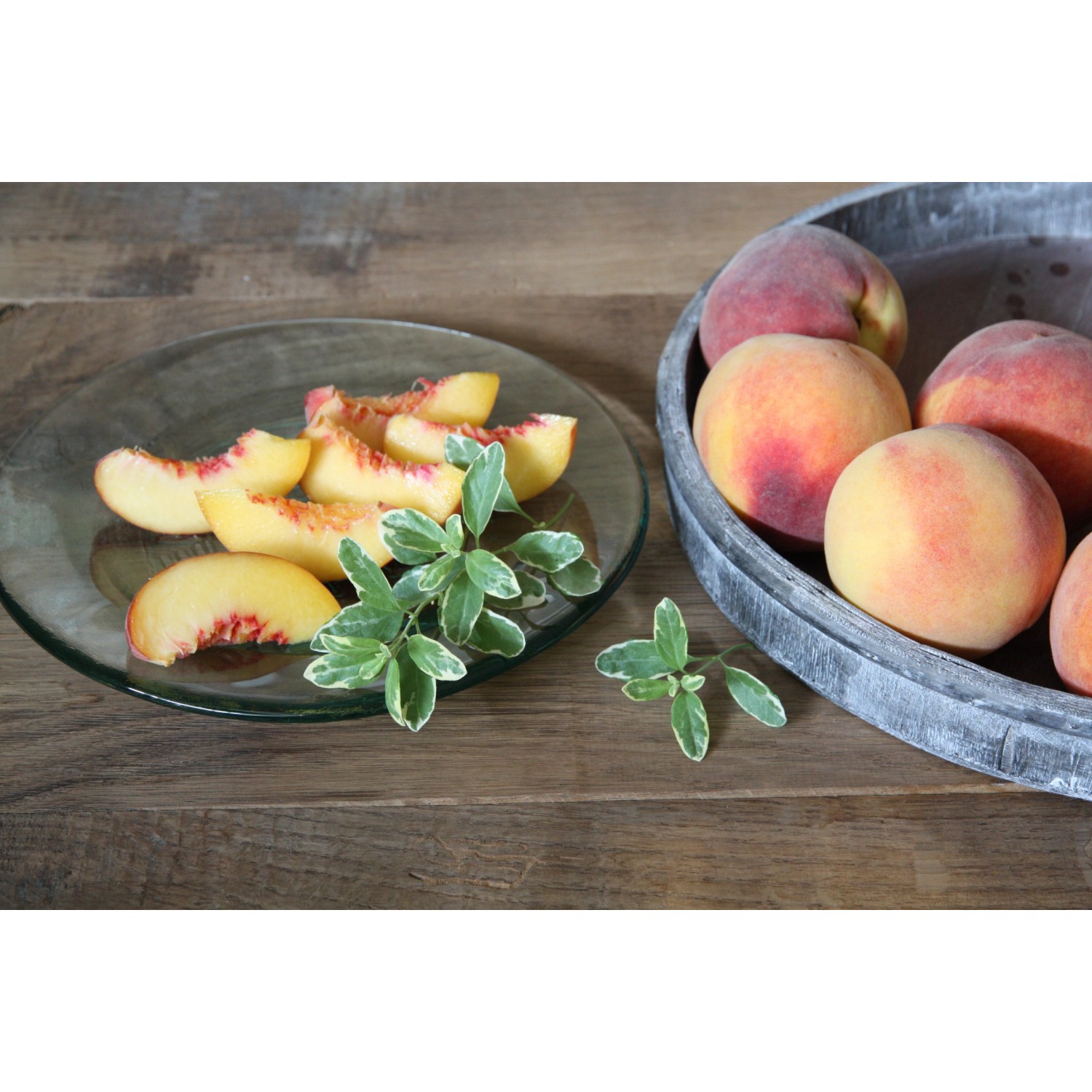 Blu Magenbitter-Salbei Variegata mit Pfirsichen auf Teller und in Schale.