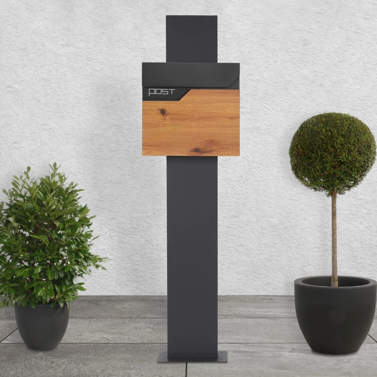 Moderner ML-Design Standbriefkasten in Anthrazit mit Holzoptik und Zeitungsfach.
