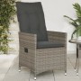 Grauer verstellbarer Gartensessel aus Poly Rattan mit dunkelgrauen Kissen für den Garten.