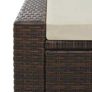 Detailansicht: Braune Doppel-Sonnenliege aus Poly Rattan mit cremeweißem Kissen.