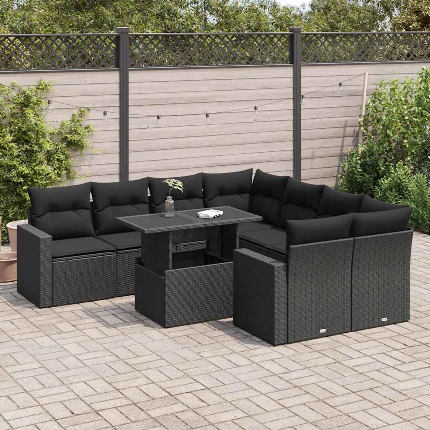 Schwarze 9-teilige Garten-Sofagarnitur aus Poly Rattan mit Tisch und Kissen.