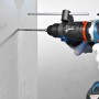 Bosch Professional GFA 18-H Bohrhammeraufsatz im Einsatz beim Bohren in eine Betonwand.