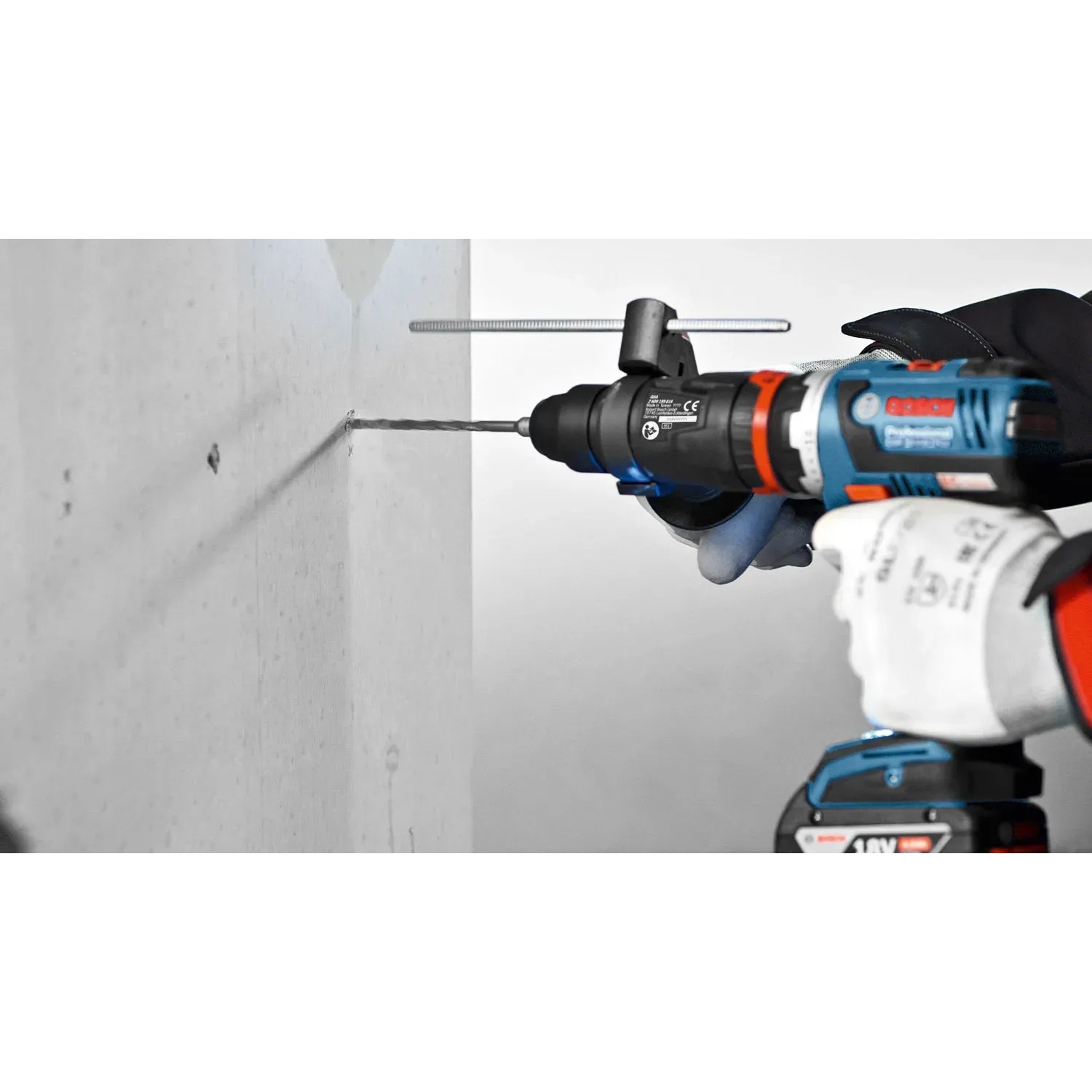 Bosch Professional GFA 18-H Bohrhammeraufsatz im Einsatz beim Bohren in eine Betonwand.