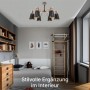 ARTE LAMP LED Deckenleuchte im Wohnzimmer mit sechs Lampenschirmen in Schwarz und Holzdetails.