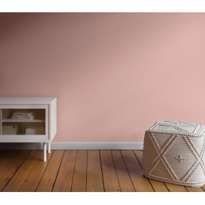 Wand in Magnolienrosa (CREATE! by OBI Lieblingsfarben) mit Möbeln und Pouf auf Holzboden.