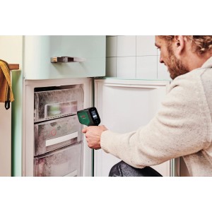 Bosch AdvancedTemp Infrarot-Thermometer misst Temperatur im Gefrierschrank.