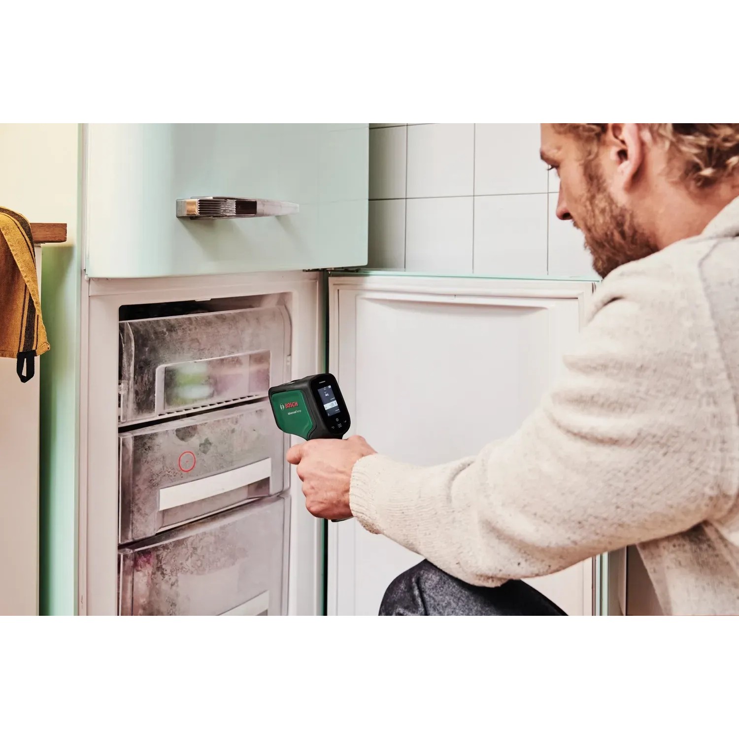 Bosch AdvancedTemp Infrarot-Thermometer misst Temperatur im Gefrierschrank.