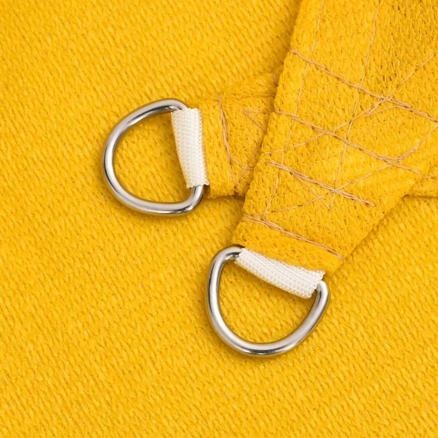 Gelbes Sonnensegel aus HDPE mit Edelstahl D-Ringen zur Befestigung.