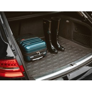 Anthrazit Kofferraummatte 85x90 cm im Auto, schützt vor Schmutz. Robust, leicht zu reinigen. Mit Gepäck und Stiefeln.