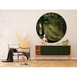 Runde, selbstklebende Tapete mit Waldlandschaft in Grün, Durchmesser 140 cm.