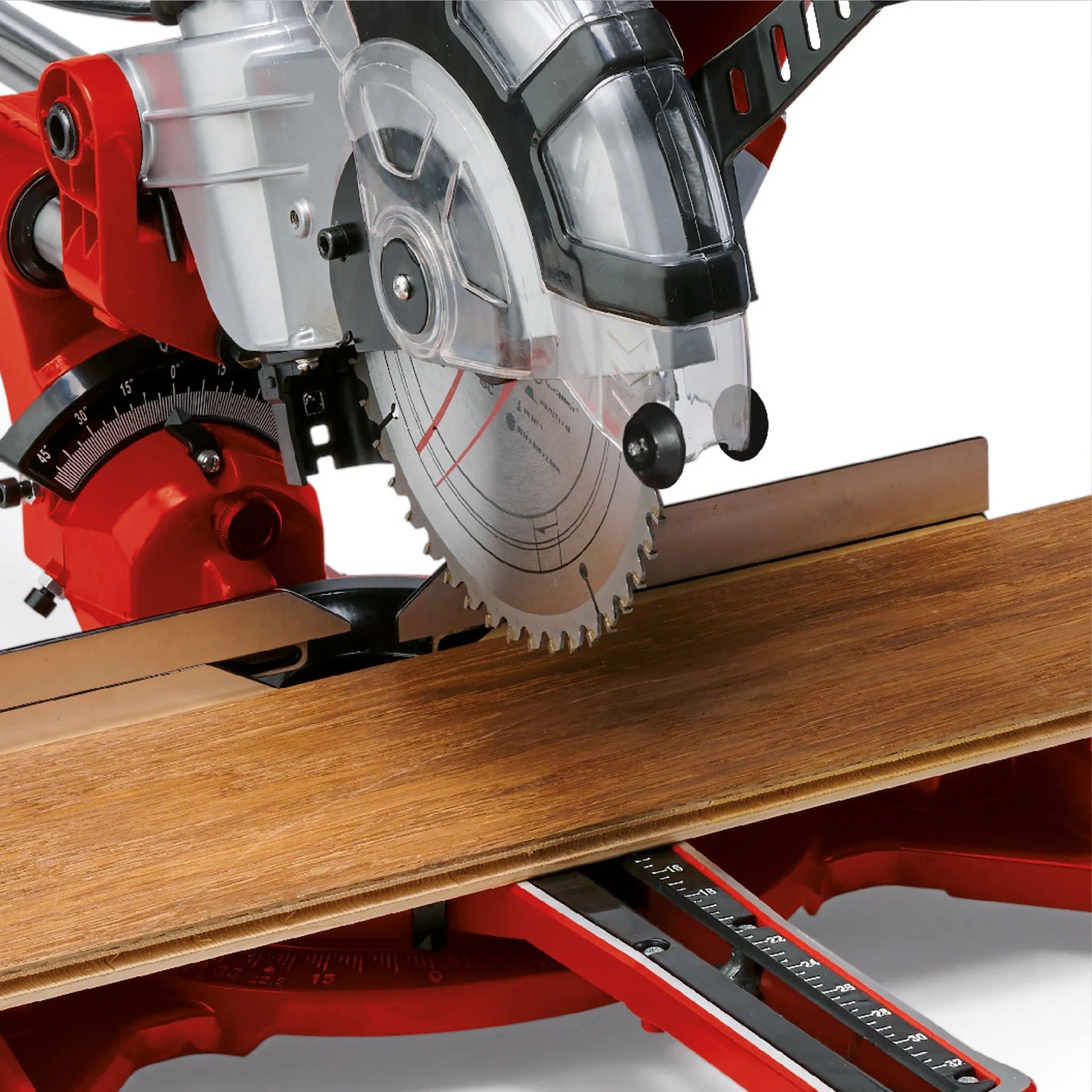 Einhell TC-SM 2131/1 Dual Zug-Kapp-Gehrungssäge beim Sägen eines Holzstücks.