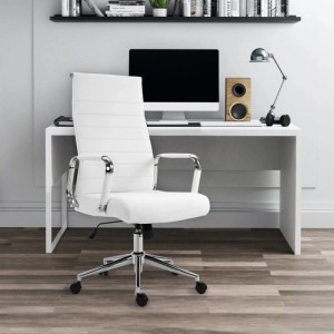Weißer Svita Office Comfort Bürostuhl aus Kunstleder mit hoher Rückenlehne und Chrom-Armlehnen am Schreibtisch.