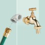 Messing Wasserhahn, grüner Gartenschlauch und Anschlussstücke für die Wasserzapfsäule im Antik-Design.