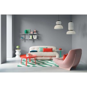 Modernes Wohnzimmer mit Wänden in Alpina Pantone Drizzle Grau. Matte Innenfarbe für entspannte Räume.