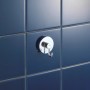 Wenko Vacuum-Loc Hakenset, 2 Chrom-Haken, runde Form, an blauer Fliese befestigt.