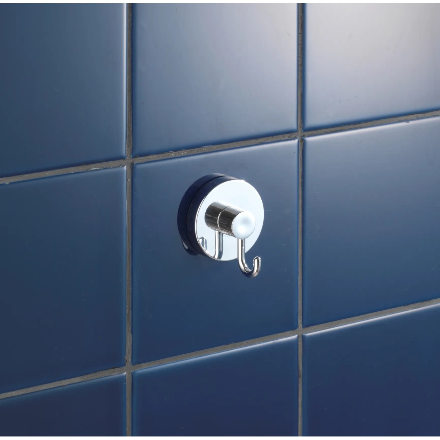 Wenko Vacuum-Loc Hakenset, 2 Chrom-Haken, runde Form, an blauer Fliese befestigt.