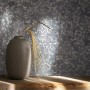 Marburg Vliestapete Betonoptik Schwarz-Silber mit Ornamenten und Vase.