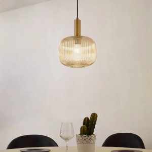 Lindby Doroteo Pendelleuchte aus geripptem Cremeglas mit goldfarbener Aufhängung über einem Esstisch. Retro Wohnzimmerleuchte.
