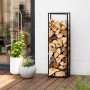Schwarzes Westmann Kaminholzregal Xavier aus Stahl, gefüllt mit Holzscheiten.