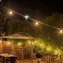 Grüne Satisfire Lichterkette mit 40 warmweißen LED-Lampen im Garten.