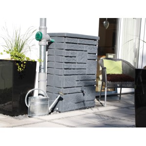 Arves Regentonne Maurano 300 l in Schwarz Granit mit Zubehör und Pflanzen.