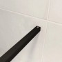 Detailaufnahme Stabilisierungsstange in Schwarz für Duschparadies Walk-In Dusche.