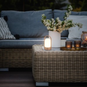 Brilo Akku-LED-Tischleuchte, braun-metallic matt, auf einem Gartentisch. Dekorative Außenleuchte.