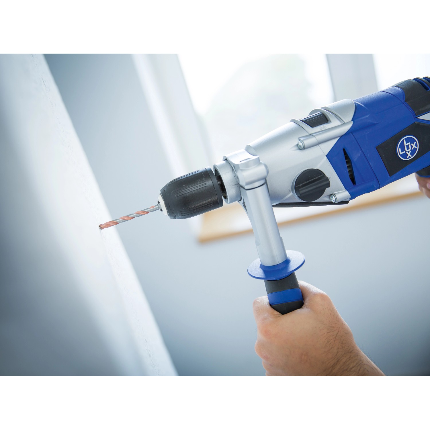 LUX Allzweck-Bohrer 10 mm im Einsatz: Bohren in Wand mit Schlagbohrmaschine.