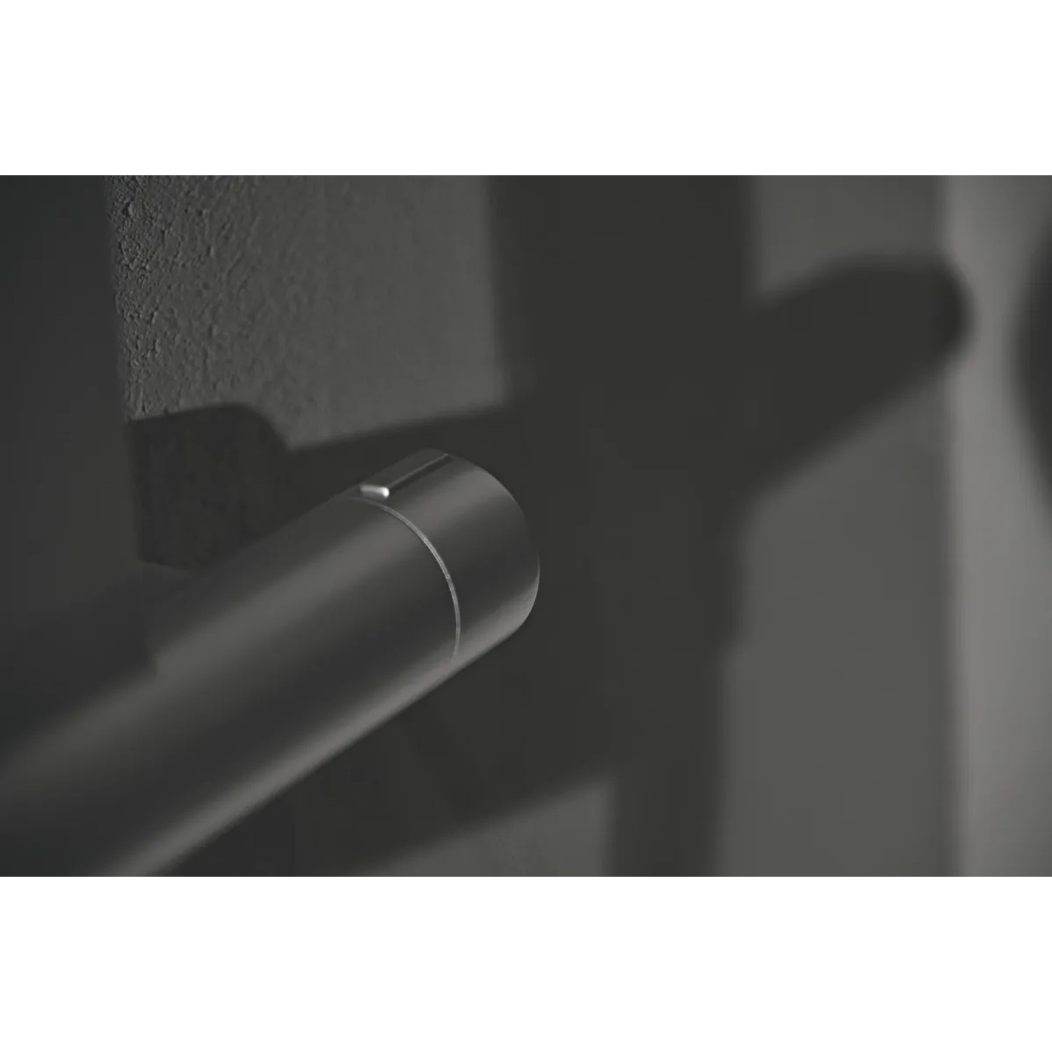 Detailaufnahme: Ideal Standard Duschsystem Silver, Einhebel-Armatur mit Regen- und Handbrause.