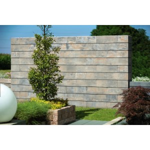 Diephaus Mauerstein Stretto Pur Muschelkalk Mauer mit Bepflanzung im Garten.