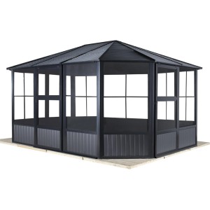 Sojag Pavillon Charleston 384x489 cm mit Stahl-Dach und Fenstern mit Moskitonetzen.