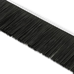 Dichte schwarze Ersatzbürsten für Rasenkehrmaschine oder Laubsammler. Robustes Zubehör für effiziente Reinigung.