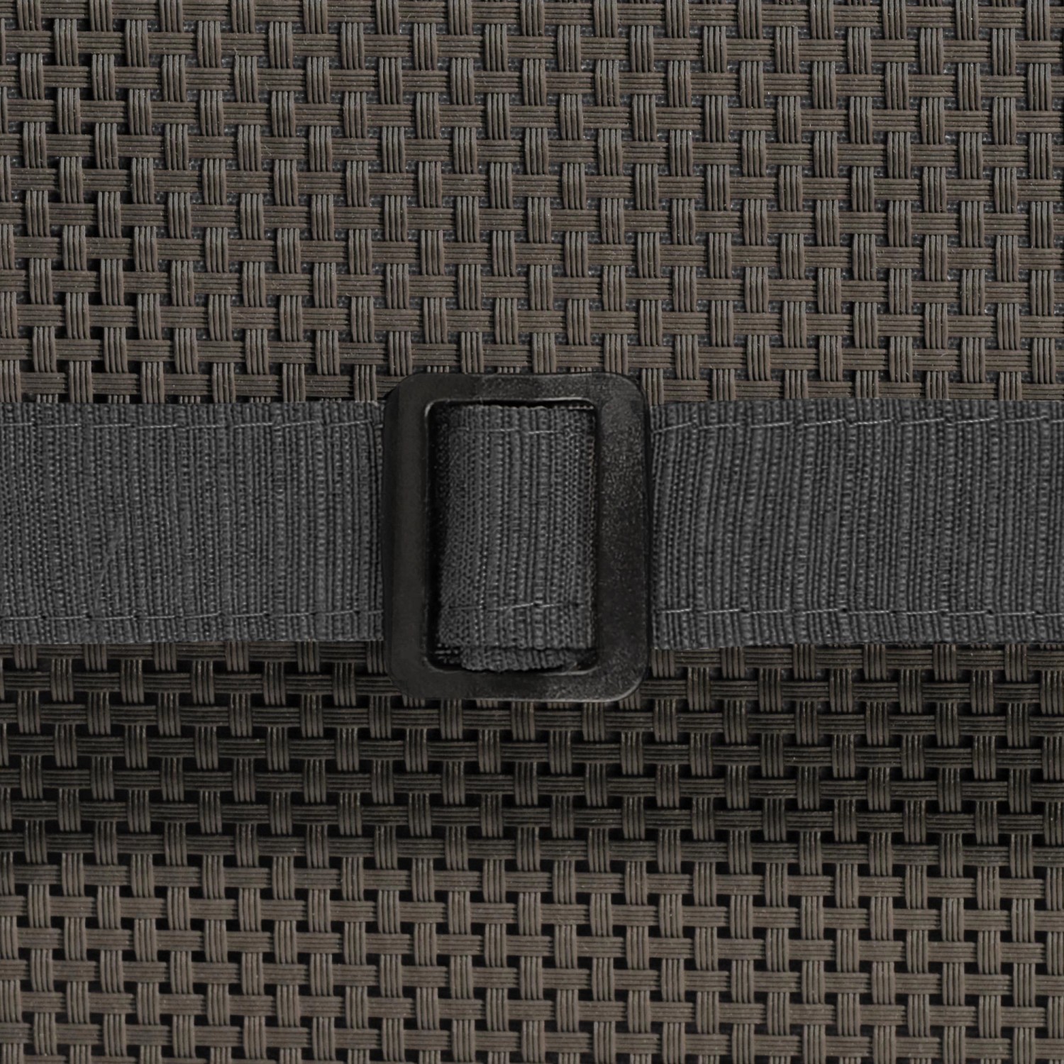 Detailaufnahme: Anthrazitfarbene Beautissu HighLux NL Gartenstuhlauflage mit Befestigungsband.