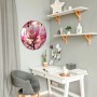 Runde, schwarze Magnettafel mit Magnolien-Motiv als Wanddekoration im Arbeitszimmer.