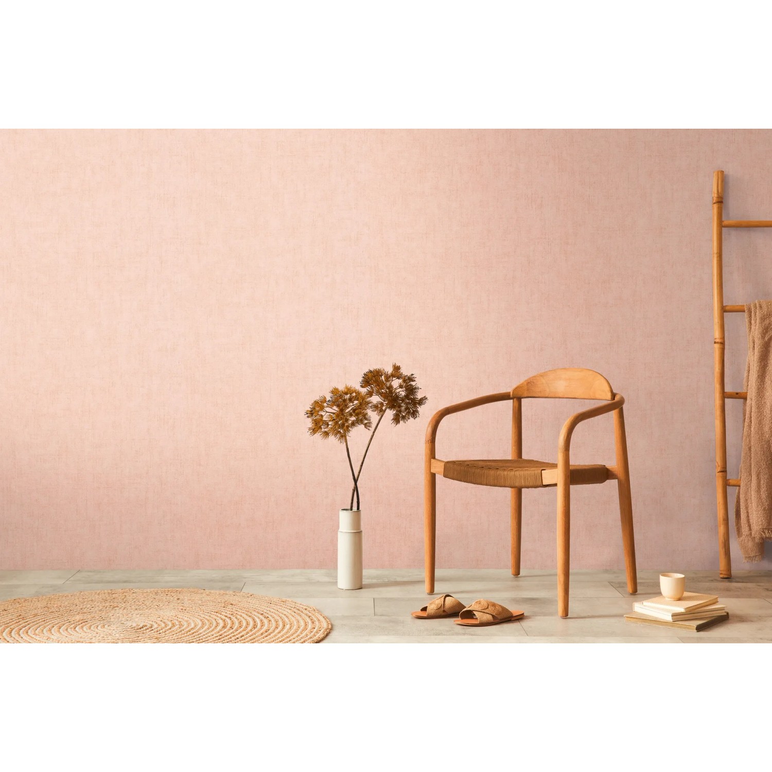 Rosa Vliestapete in Textiloptik von AS Creation, passend zu Wohnambiente mit Holzstuhl und Deko.