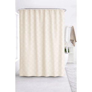 Beiger Euroshowers Duschvorhang mit dezentem Muster und Metallösen im Badezimmer.