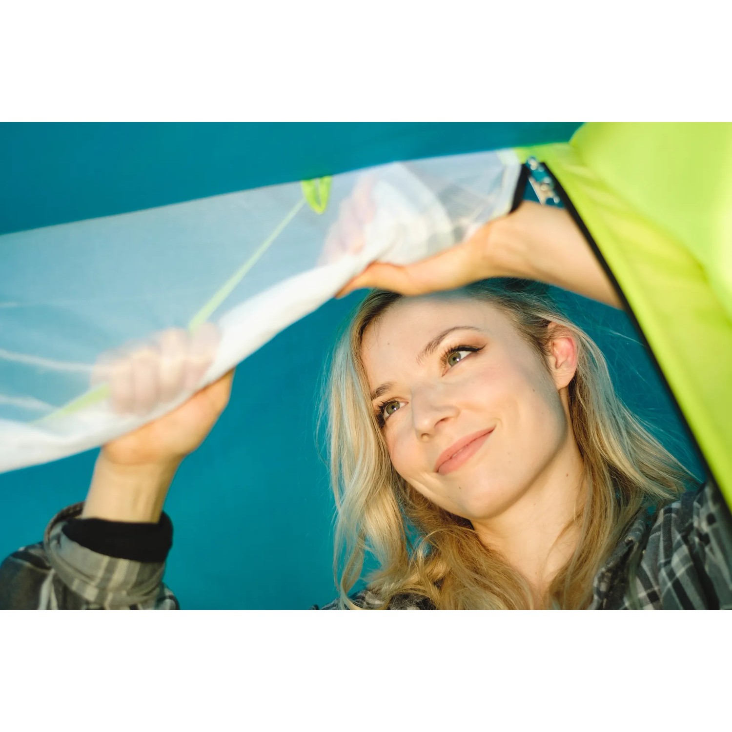 Frau im Bestway 3-Personen-Zelt Cool Ground. Campingzelt mit Moskitonetz und einfacher Montage.