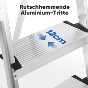 Nahaufnahme einer silbernen Aluminium-Trittstufe (12 cm breit) einer Stehleiter mit rutschhemmender Oberfläche.