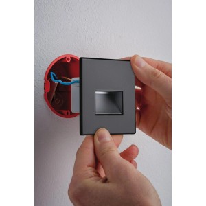 Montage der schwarzen Paulmann LED-Wandeinbauleuchte Edge in Wanddose.