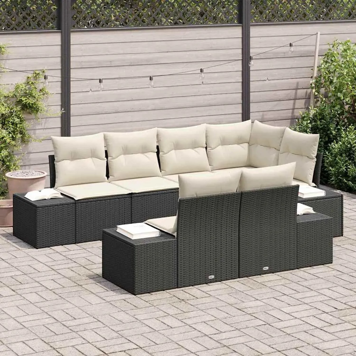 Schwarzes 7-teiliges Garten-Sofa-Set mit creme-farbenen Kissen aus Poly Rattan.